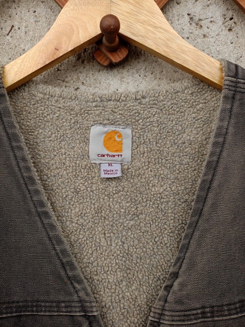Carharrt V28 SHERPA-LINED VEST (Category: Vests) located in Manila. Submitted by robco (Listing ID 1463573825, Image 3). Description: Carharrt V28 SHERPA-LINED VEST 🔥 Issue - Paint stain and fading L in front - 26.2 L in Back - 28.5 W - 25 ₱ 1999.