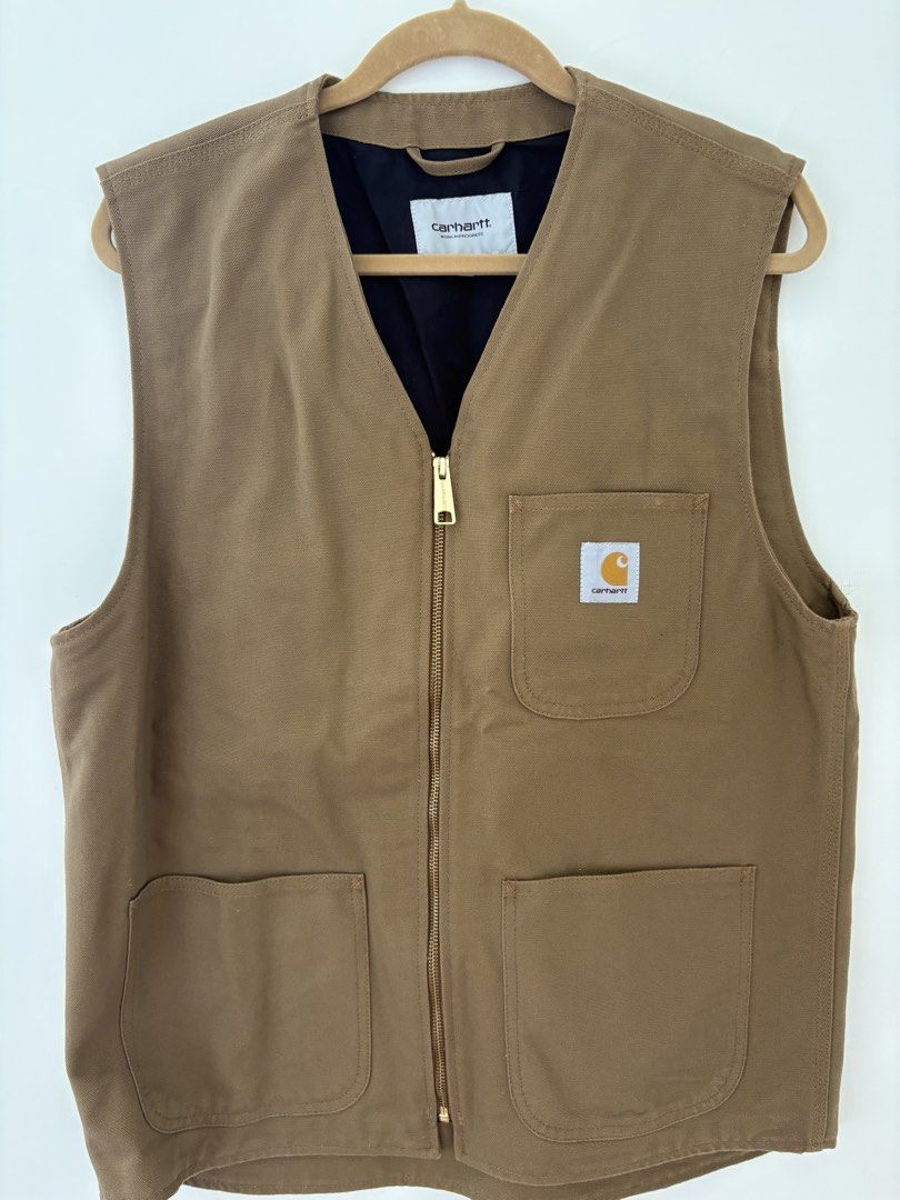 Carhartt WIP Arbor Vest - Size L (Hamilton Brown) （分類：背心）位於 Hong Kong。 由 hk22018 提交（商品編號 1463593648，圖片 1）。簡介： Authentic pre-owned Carhartt WIP organic cotton canvas utility vest. Features gold front zip, multi-pocket layout, and square logo patch. Size: Fits Men’s Large Approx Measurements: Pit to Pit 55cm Length 73.5cm Shoulder 43cm Condition: Used, good shape with light normal wear. Zip works perfectly. Care inner tags cut off. Meetup: MTR Stat