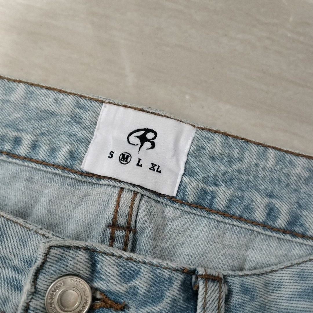 CARTOONBOX ANIME ZIP JEANS (Category: Jeans) located in Sariaya. Submitted by social_animalz (Listing ID 1463672796, Image 3). Description: waist: 30 length: 40.5 inches leg opening: 11.5 inches embroidered back pocket design pwedeng isara yung zip sa harap para maitago yung anime design shipping fee is not included.