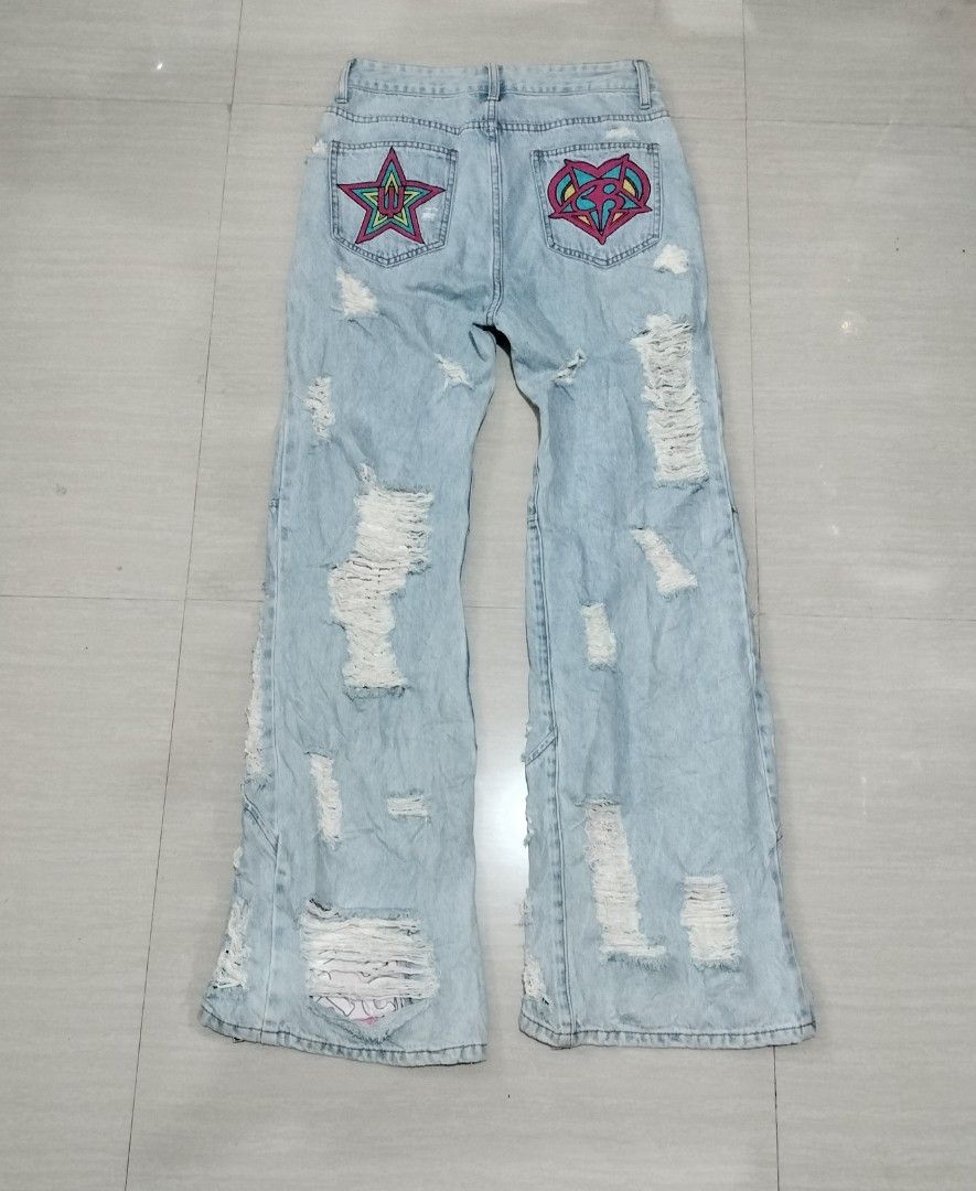 CARTOONBOX ANIME ZIP JEANS (Category: Jeans) located in Sariaya. Submitted by social_animalz (Listing ID 1463672796, Image 2). Description: waist: 30 length: 40.5 inches leg opening: 11.5 inches embroidered back pocket design pwedeng isara yung zip sa harap para maitago yung anime design shipping fee is not included.