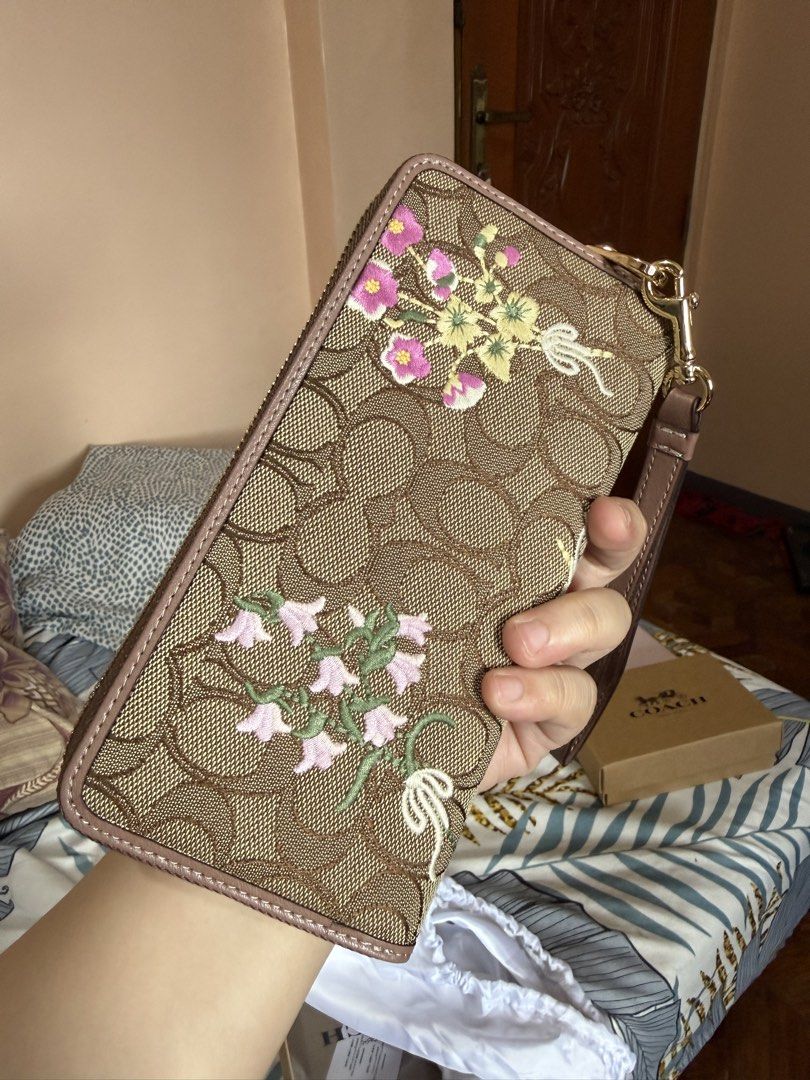 Cch long wallet (Category: Wallets & Card holders) located in Bulacan. Submitted by tine.hub (Listing ID 1463558442, Image 2). Description: Brandnew.