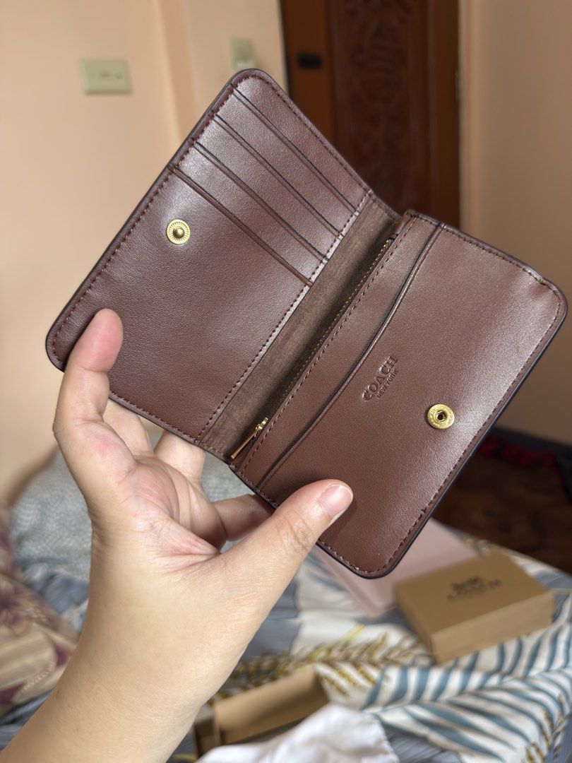 Cch snap wallet slim (Category: Wallets & Card holders) located in Bulacan. Submitted by tine.hub (Listing ID 1463558732, Image 3). Description: Brandnew.