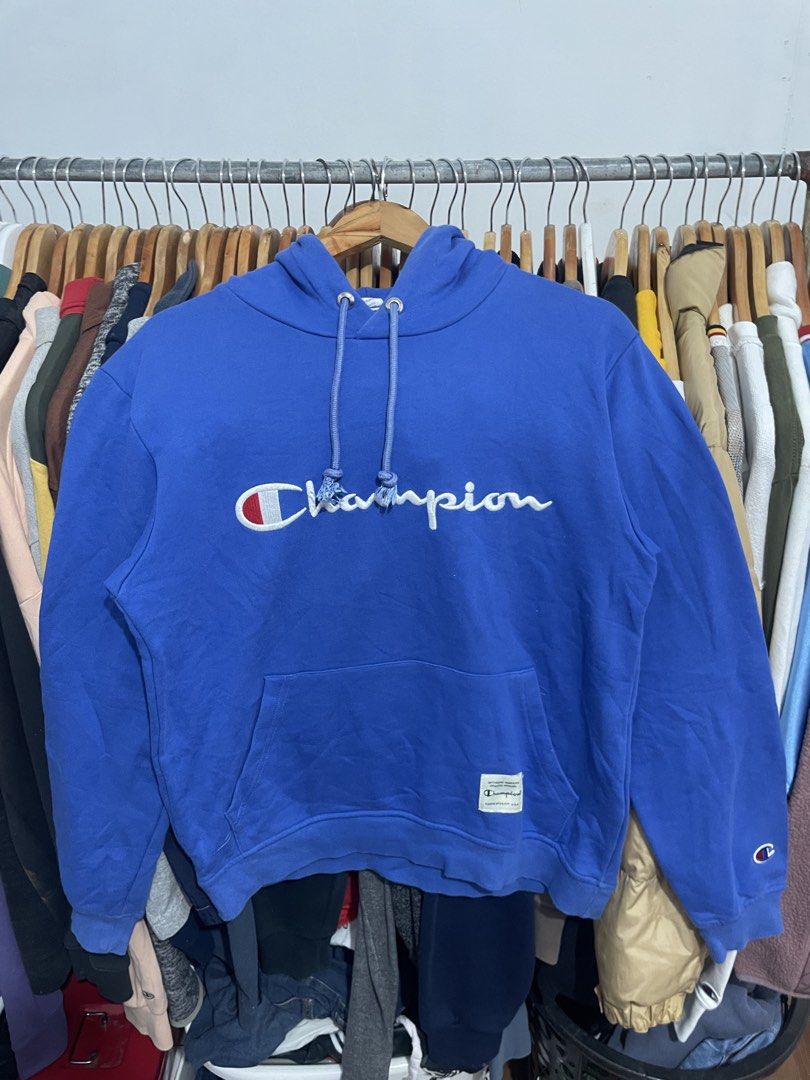 Champion Hoodie (Category: Hoodies) located in Dasmarinas. Submitted by spoon_thrift_south (Listing ID 1463696634, Image 1). Description: 22x26 size medium excellent condition needwash only.