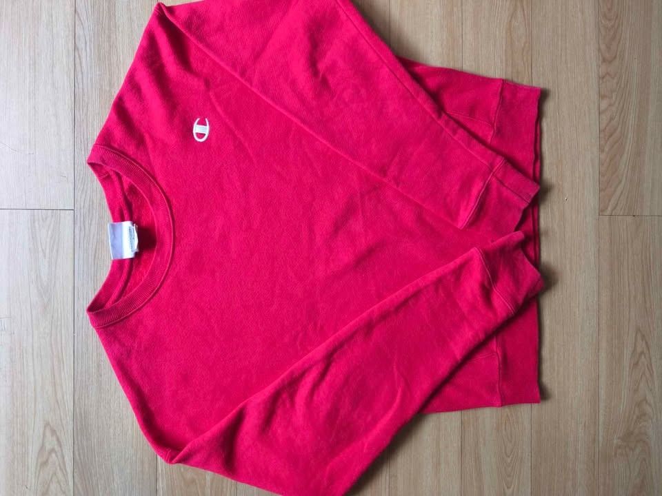 Champion Reverse Weave Crewneck Sweatshirt - Red (Category: Coats, Jackets and Outerwear) located in Manila. Submitted by bossjear (Listing ID 1463677634, Image 1). Description: Boxy type Width 22 X Length 23 Paco Manila Lalamove, J&T, or pick-up .
