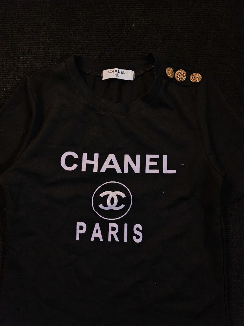 Chanel Paris Big Logo (Category: Shirts) located in San Fernando. Submitted by gaboo_asncn (Listing ID 1463711937, Image 3). Description: - Chanel Paris Big Logo - Size: Small (W16.5/L20) - Conditon: Excellent - Color Rate: 9.5/10 - No issue.