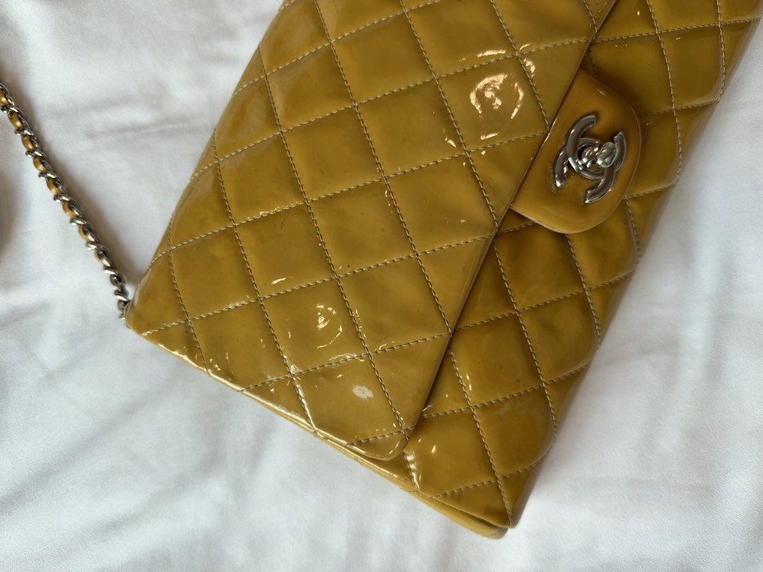 CHANEL SINGLEP FLAP WITH DUSTBAG (Category: Luxury Bags & Wallets) located in Makati City. Submitted by moiobsession (Listing ID 1463659975, Image 3). Description: firm with price makati onhand Authentic Guaranteed .