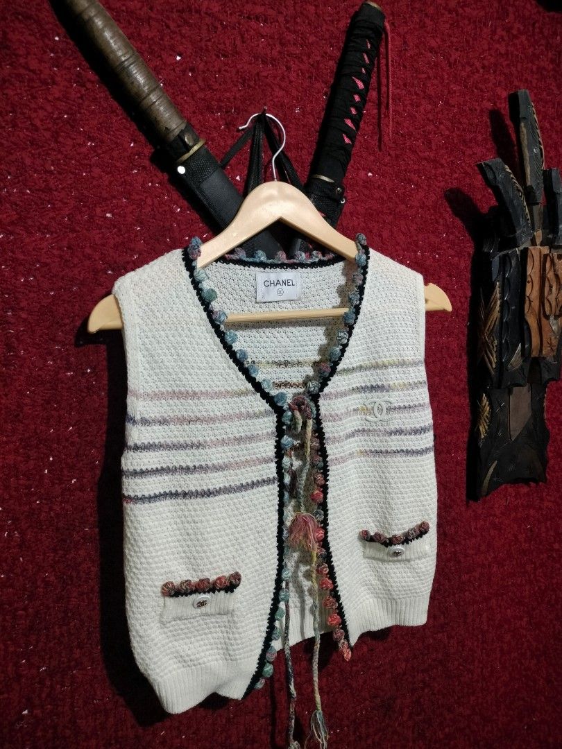 CHANEL KNITTED VEST (Category: Activewear) located in Baguio. Submitted by vertex_nga.pow (Listing ID 1463564578, Image 2). Description: CHANEL KNITTED VEST EXTRA SMALL SIZE DIMENSION 18.5L BY 17 ARMPIT TO ARMPIT EXCELLENT CONDITION NO WASH TAG BAGUIO LOCATION PLUS SF SA MALAYU JNT COURIER PASS COD UNLI VOUCH.