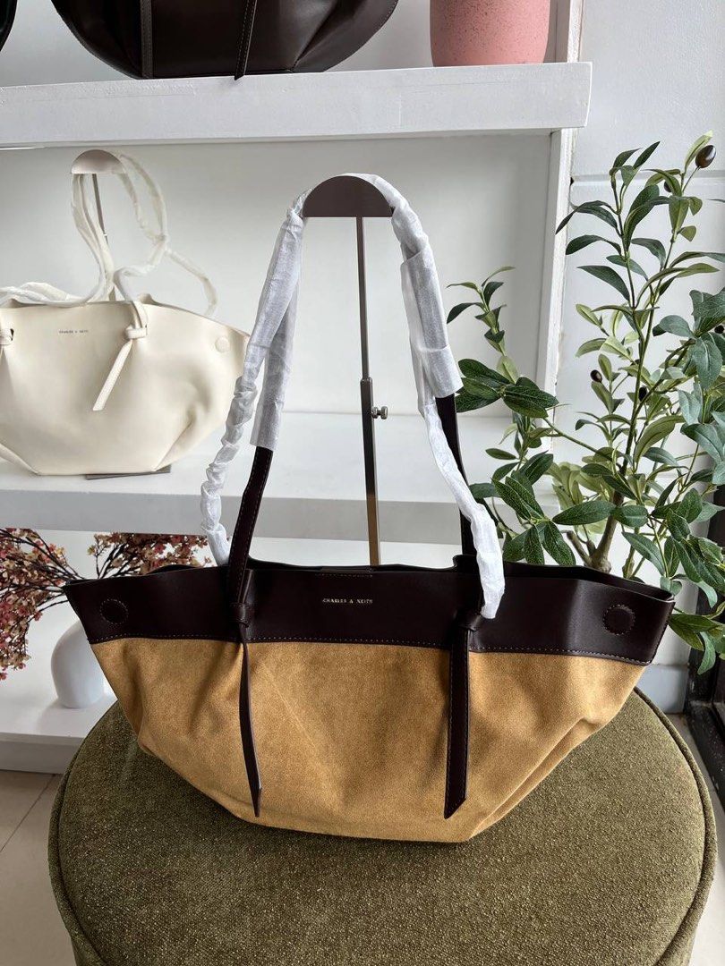 Charles & Keith Calla (Category: Shoulder Bags) located in Binan City. Submitted by pinkykeenshop (Listing ID 1463737574, Image 1). Description: .