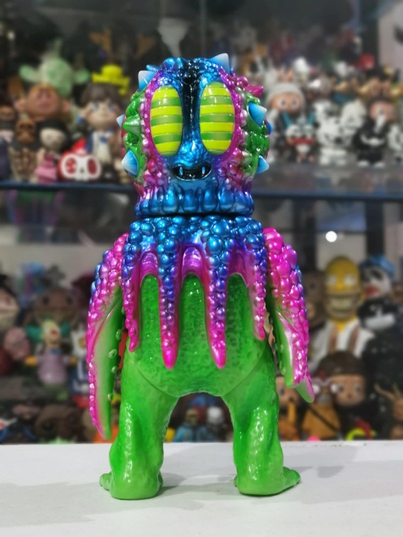 ChokeHazrd Parasquid Sofubi 25cm (Category: Figurines & Statues) located in Quezon City. Submitted by jmp923 (Listing ID 1463590553, Image 2). Description: - Designer toy from Choke Hazrd - 2nd release 2022 - Made in Japan - Unique iridescent paint (green, blue, pink) - One-eyed monster with tentacle arms - Excellent collectible for toy enthusiasts - Stands on its own - Detailed feet.