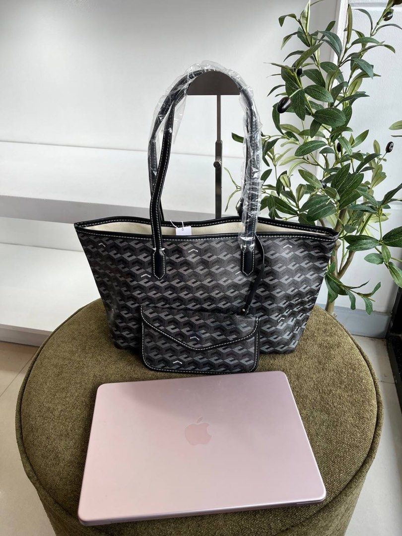 Christy Ng Russo Medium (Category: Shoulder Bags) located in Binan City. Submitted by pinkykeenshop (Listing ID 1463736986, Image 2). Description: .