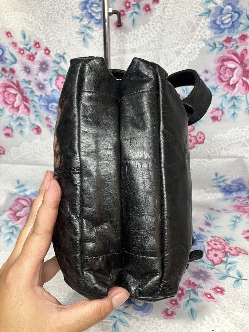 CLARKS BLACK PATENT LEATHER STRAP POUCH SMALL 2 COMPARTMENTS BAG (Category: Shoulder Bags) located in General Mariano Alvarez. Submitted by adonid (Listing ID 1463741784, Image 3). Description: CLARKS BLACK PATENT LEATHER STRAP POUCH SMALL 2 COMPARTMENTS BAG GOOD CONDITION NORMAL SIGN OF USAGE ONLY SHOULDER/CROSSBODY BAG.