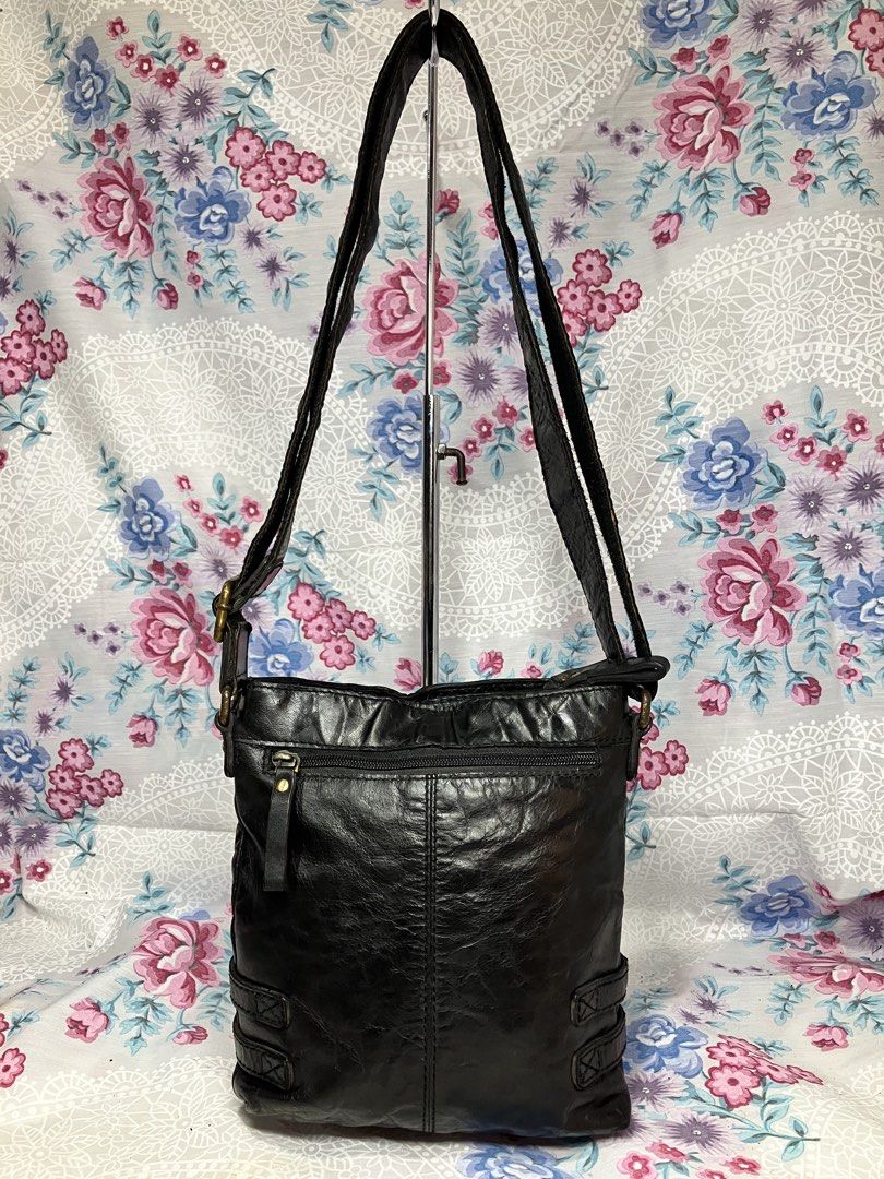 CLARKS BLACK PATENT LEATHER STRAP POUCH SMALL 2 COMPARTMENTS BAG (Category: Shoulder Bags) located in General Mariano Alvarez. Submitted by adonid (Listing ID 1463741784, Image 2). Description: CLARKS BLACK PATENT LEATHER STRAP POUCH SMALL 2 COMPARTMENTS BAG GOOD CONDITION NORMAL SIGN OF USAGE ONLY SHOULDER/CROSSBODY BAG.