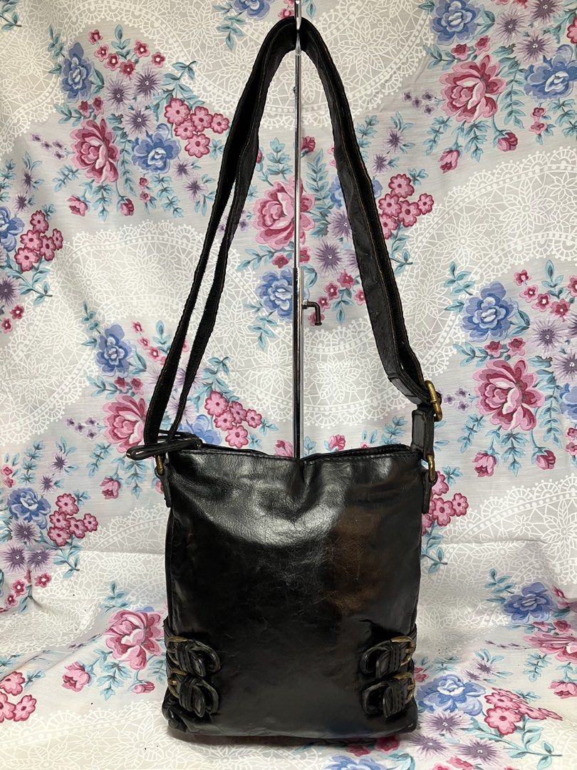 CLARKS BLACK PATENT LEATHER STRAP POUCH SMALL 2 COMPARTMENTS BAG (Category: Shoulder Bags) located in General Mariano Alvarez. Submitted by adonid (Listing ID 1463741784, Image 1). Description: CLARKS BLACK PATENT LEATHER STRAP POUCH SMALL 2 COMPARTMENTS BAG GOOD CONDITION NORMAL SIGN OF USAGE ONLY SHOULDER/CROSSBODY BAG.