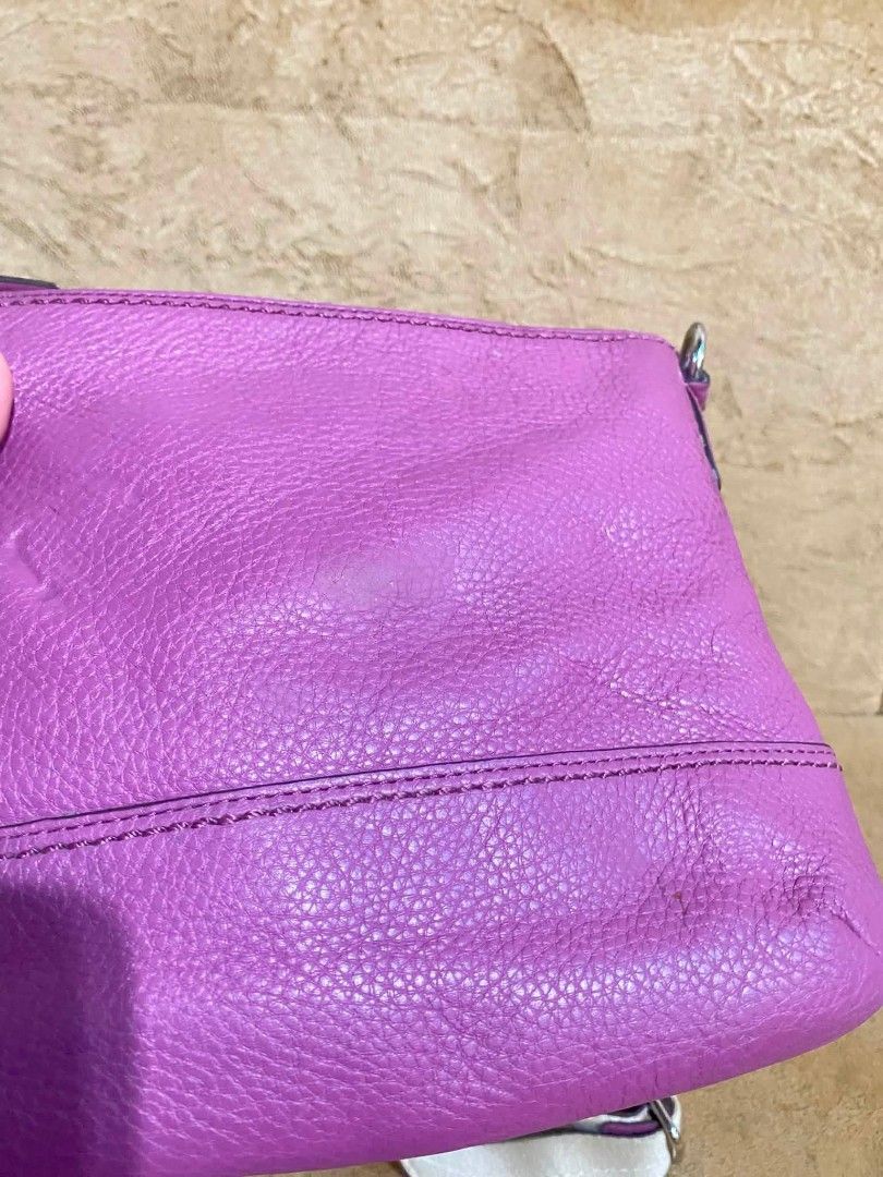 Coach (Category: Cross-body Bags) located in Dumaguete. Submitted by camillaolshoppe2 (Listing ID 1463589817, Image 3). Description: Authentic kotch Tinanggal yung etiketa sa loob Excellent condition pa Needs laba lang.