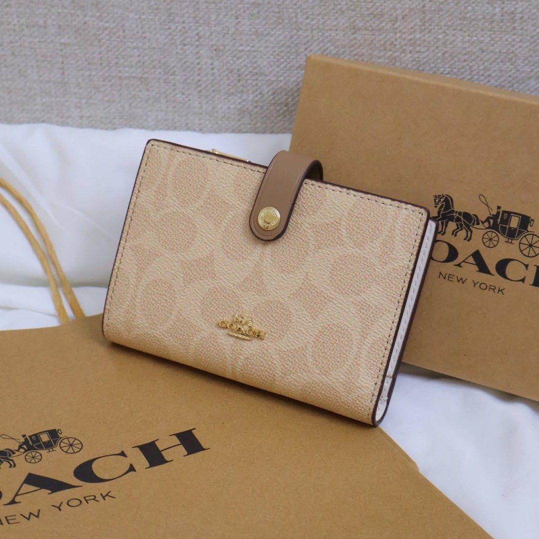 Coach 2in1 Snap Closure Wallet (Category: Wallets & Card holders) located in Manila. Submitted by mypshopp (Listing ID 1463652629, Image 1). Description: Complete inclusion 🇻🇳 premium 💯 Actual pic posted !! .