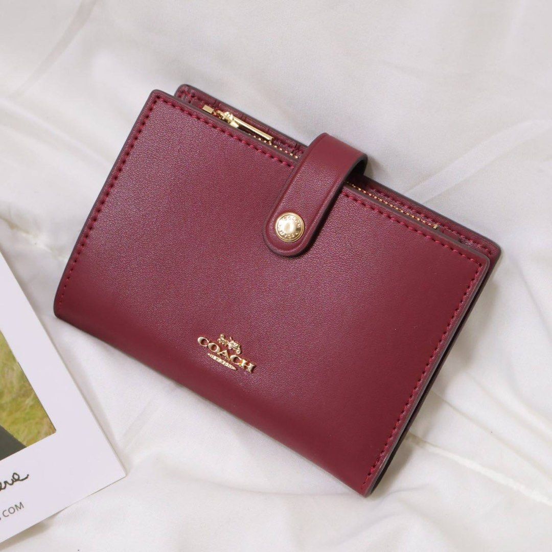Coach 2in1 Snap Closure Wallet (Category: Wallets & Card holders) located in Manila. Submitted by mypshopp (Listing ID 1463652629, Image 3). Description: Complete inclusion 🇻🇳 premium 💯 Actual pic posted !! .