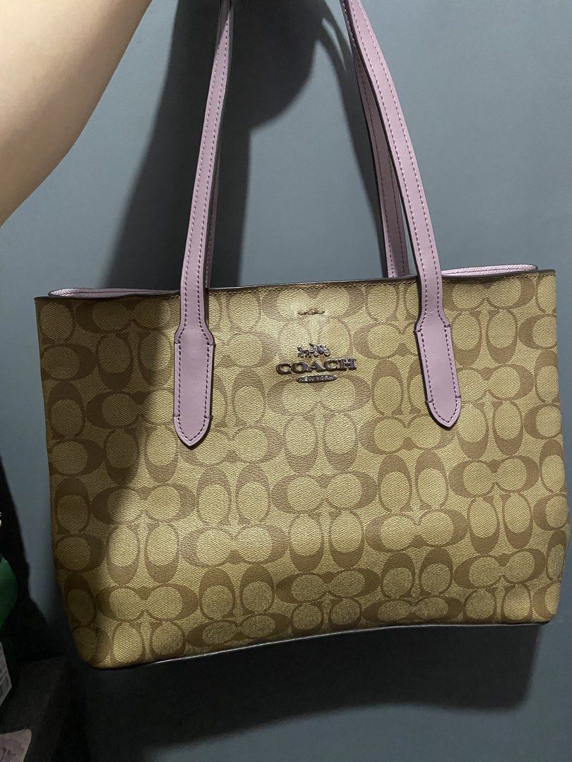 Coach Avenue Caryall tote (Category: Luxury Bags & Wallets) located in Batangas. Submitted by bagstolove2.0 (Listing ID 1463672707, Image 1). Description: No sling.