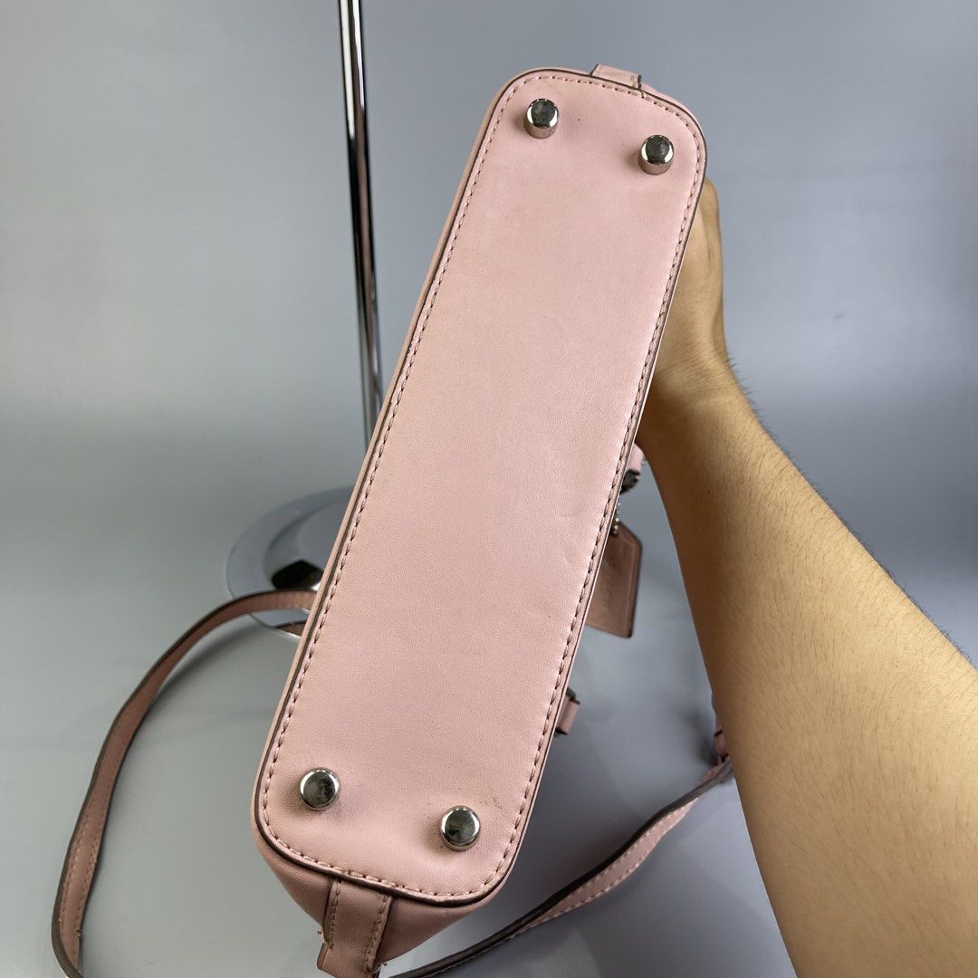 coach bag (Category: Cross-body Bags) located in San Fernando. Submitted by sapatusannisean (Listing ID 1463590856, Image 3). Description: .