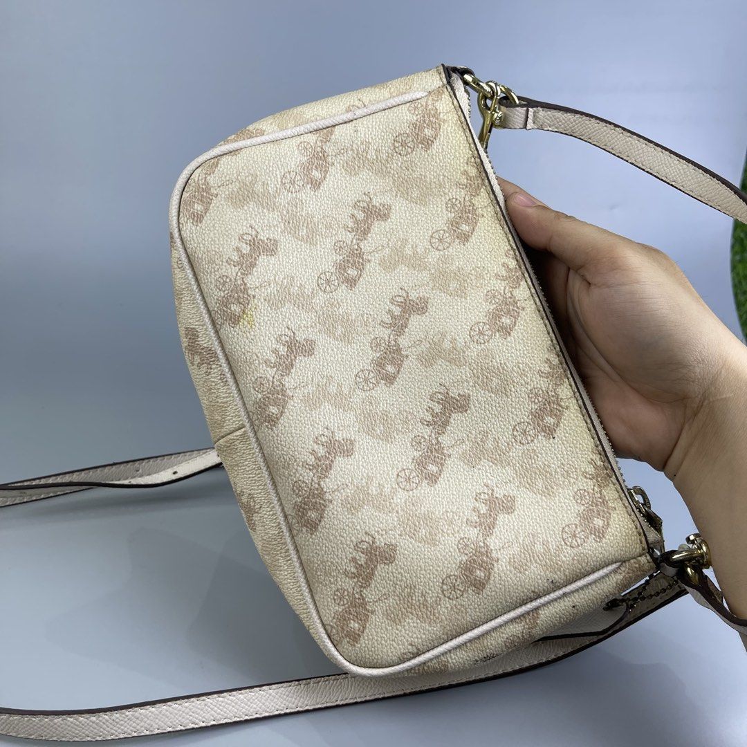 Coach bag (Category: Luxury Bags & Wallets) located in San Fernando. Submitted by sapatusannisean (Listing ID 1463592369, Image 3). Description: .