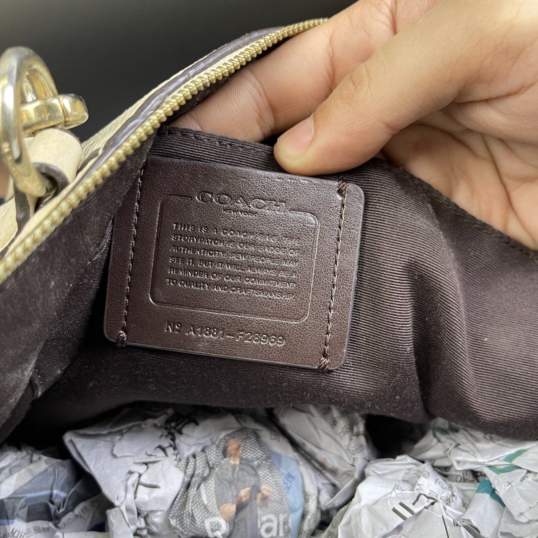 Coach bag (Category: Shoulder Bags) located in San Fernando. Submitted by sapatusannisean (Listing ID 1463593390, Image 3). Description: .