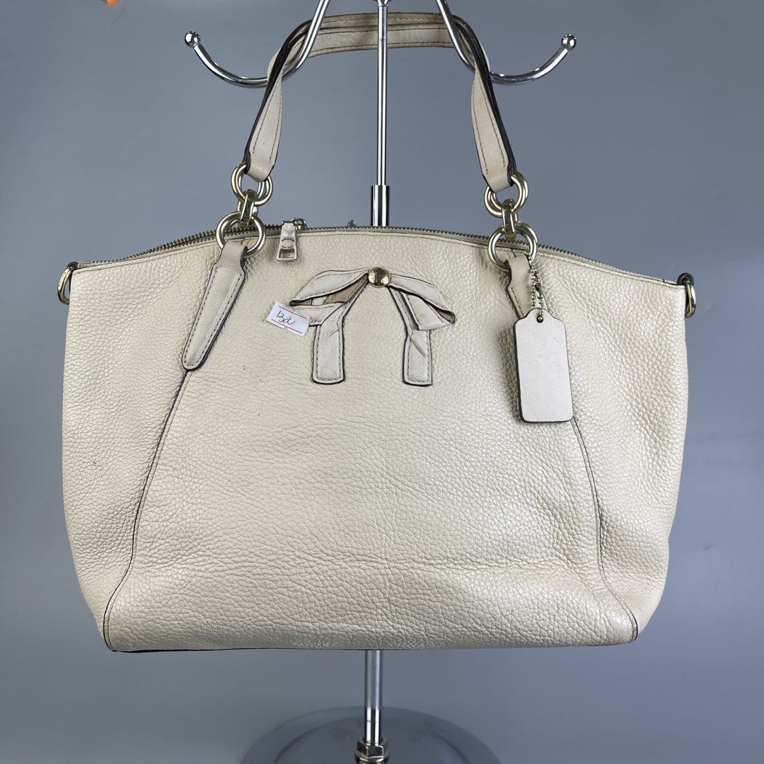 Coach bag (Category: Shoulder Bags) located in San Fernando. Submitted by sapatusannisean (Listing ID 1463593390, Image 1). Description: .
