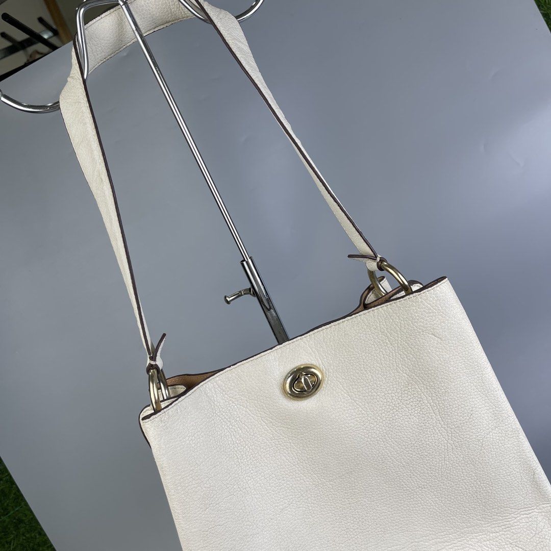 coach bag (Category: Luxury Bags & Wallets) located in San Fernando. Submitted by sapatusannisean (Listing ID 1463666670, Image 3). Description: .