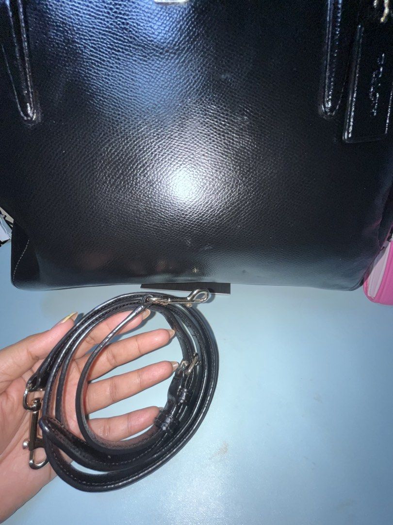 Coach Black Leather Tote Bag with Shoulder Strap (Category: Luxury Bags & Wallets) located in Liloan. Submitted by sakurumifinds2809 (Listing ID 1463722019, Image 3). Description: - Genuine black leather Coach tote bag - Secure zip top closure - Includes a detachable shoulder strap for versatile carrying - Ample interior space, ideal for everyday essentials - Pristine and clean interior lining - Stylish gold hardware details.