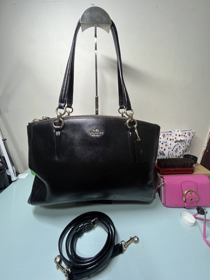 Coach Black Leather Tote Bag with Shoulder Strap (Category: Luxury Bags & Wallets) located in Liloan. Submitted by sakurumifinds2809 (Listing ID 1463722019, Image 1). Description: - Genuine black leather Coach tote bag - Secure zip top closure - Includes a detachable shoulder strap for versatile carrying - Ample interior space, ideal for everyday essentials - Pristine and clean interior lining - Stylish gold hardware details.