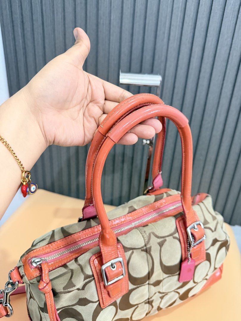 Coach Canvas 2 way (Category: Luxury Bags & Wallets) located in Cavite. Submitted by aiznpreluvv (Listing ID 1463611427, Image 3). Description: .
