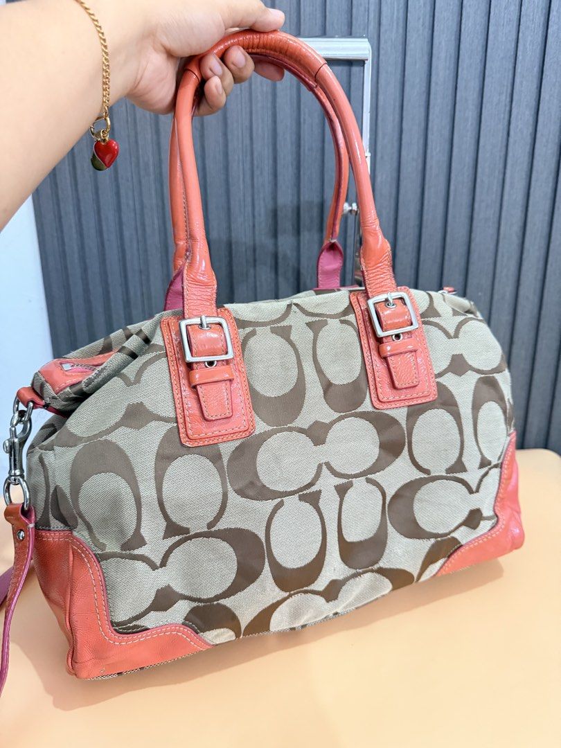 Coach Canvas 2 way (Category: Luxury Bags & Wallets) located in Cavite. Submitted by aiznpreluvv (Listing ID 1463611427, Image 2). Description: .