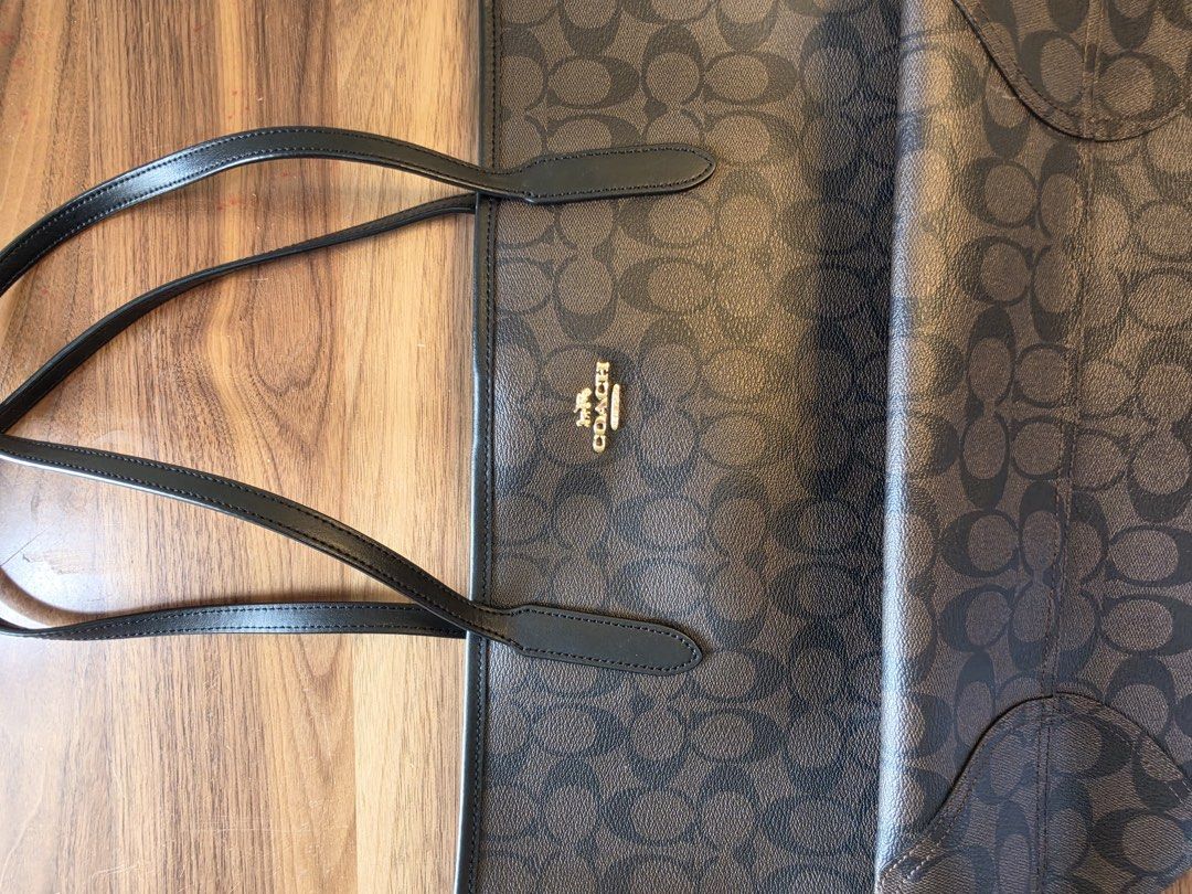 Coach Everyday Tote (Category: Tote Bags) located in Pasig City. Submitted by peyuhnis (Listing ID 1463694506, Image 2). Description: .