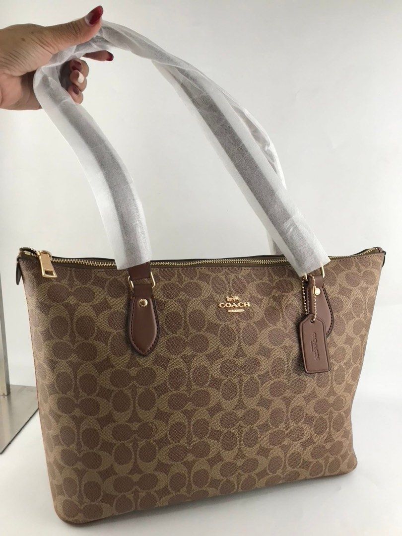 Coach Gallery Tote (Category: Shoulder Bags) located in Binan City. Submitted by pinkykeenshop (Listing ID 1463697529, Image 2). Description: .