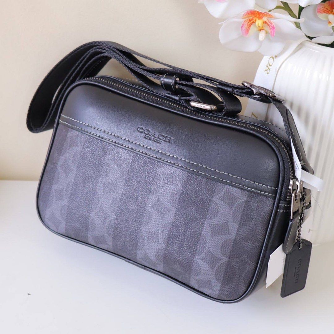 Coach Graham Crossbody (Category: Sling Bags) located in Manila. Submitted by mypshopp (Listing ID 1463648745, Image 2). Description: WComplete inclusion 🇻🇳 premium 💯 Actual pic posted !! .