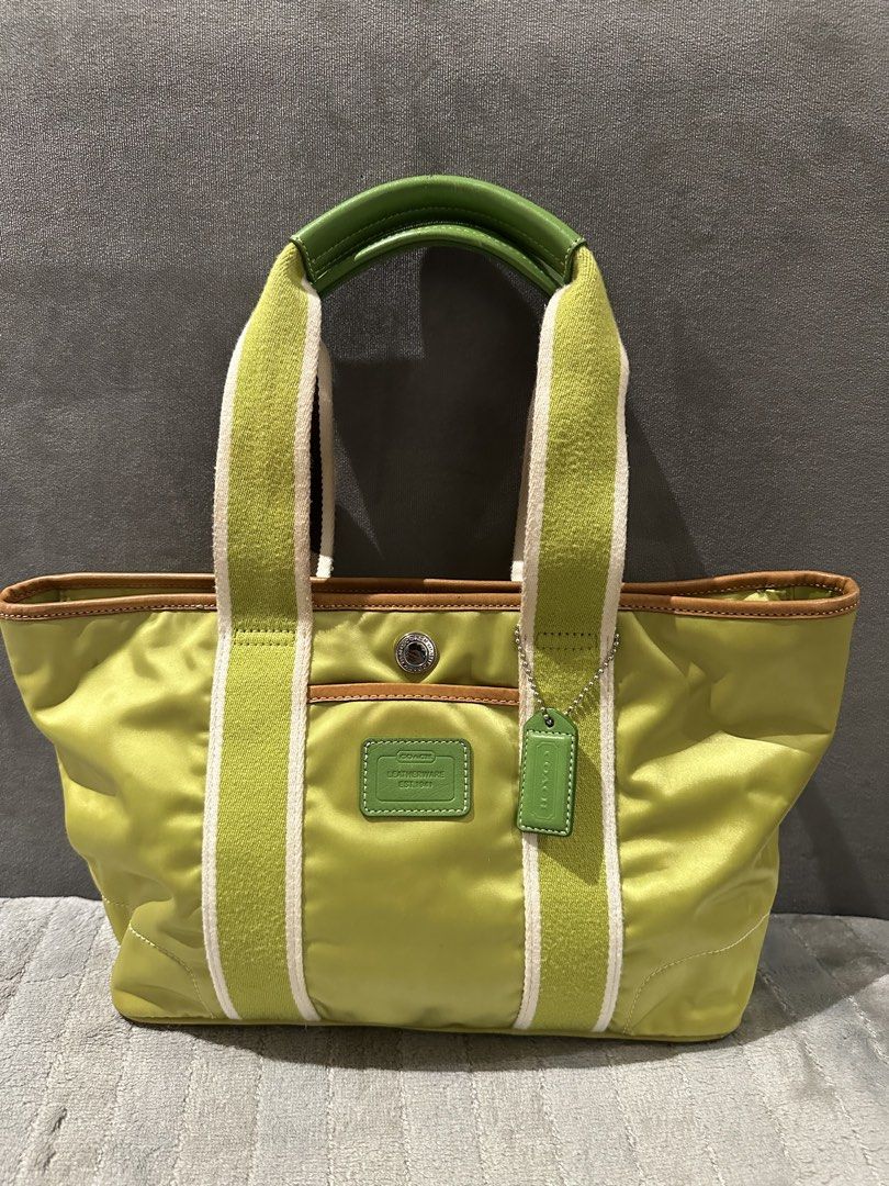 Coach Hampton Mini Bag (Category: Tote Bags) located in Paranaque City. Submitted by missmargerrieal (Listing ID 1463660075, Image 3). Description: Original Coach Hampton Bag💯 Lightly used pero mukang bago png tingnan, may minimal dirt lng sa loob as seen ko picture. Still with hangtag money back guaranteed original coach✔️.