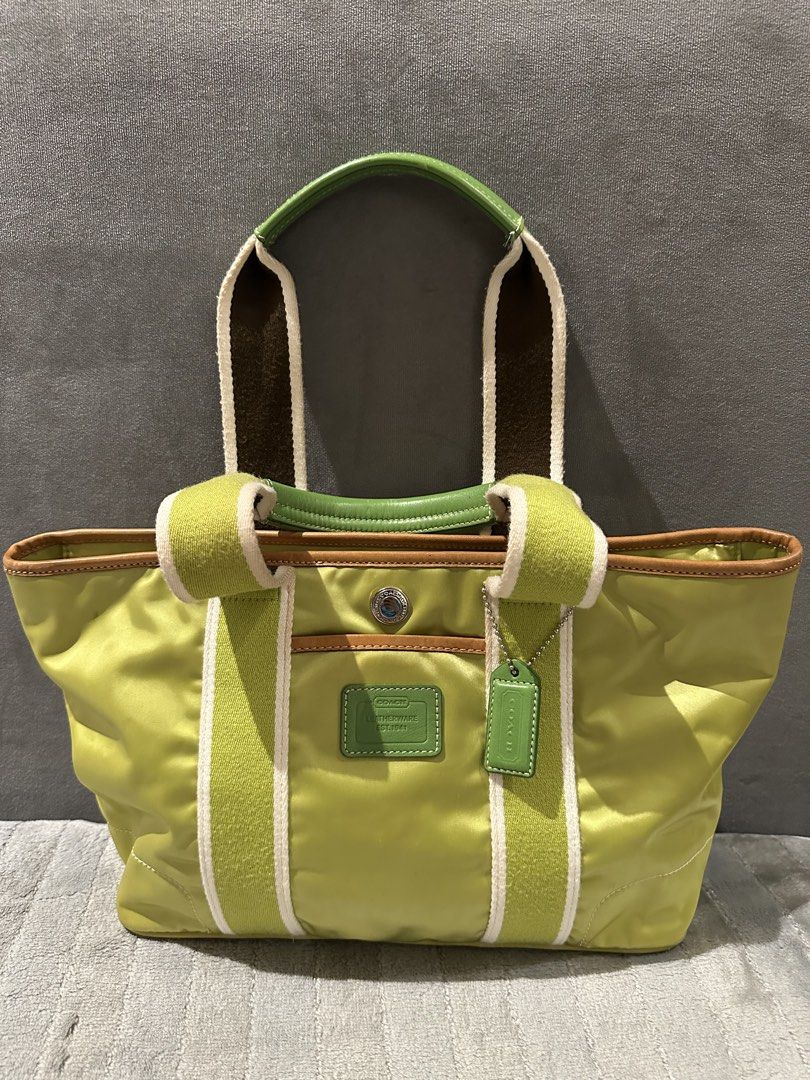 Coach Hampton Mini Bag (Category: Tote Bags) located in Paranaque City. Submitted by missmargerrieal (Listing ID 1463660075, Image 2). Description: Original Coach Hampton Bag💯 Lightly used pero mukang bago png tingnan, may minimal dirt lng sa loob as seen ko picture. Still with hangtag money back guaranteed original coach✔️.