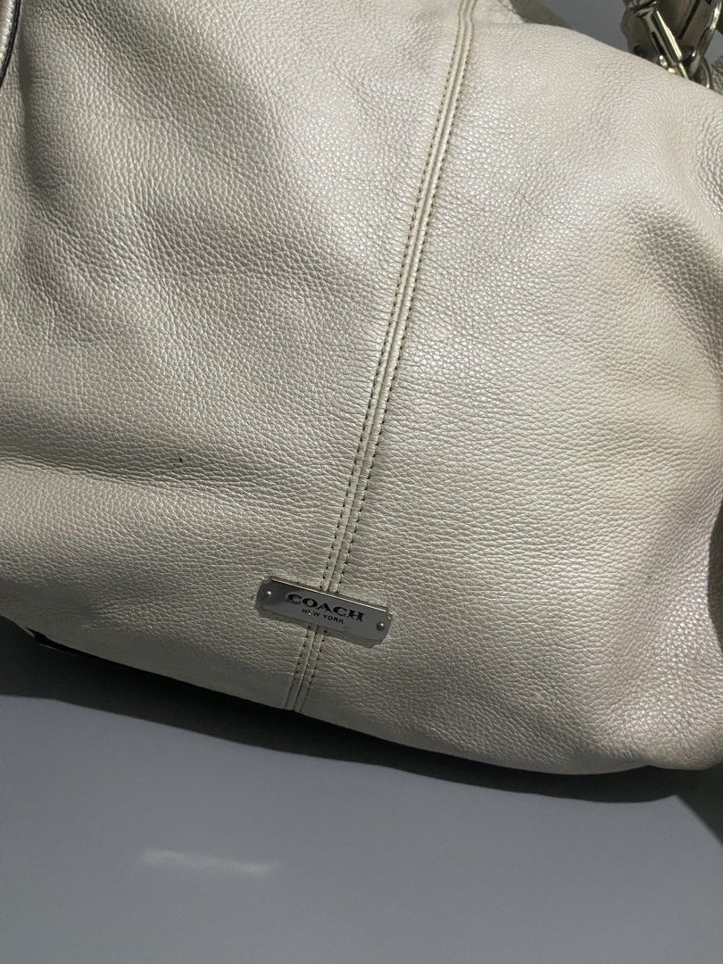 Coach hobo shoulder bag (Category: Luxury Bags & Wallets) located in Manila. Submitted by pinedadelr45927 (Listing ID 1463681750, Image 2). Description: Need wash.