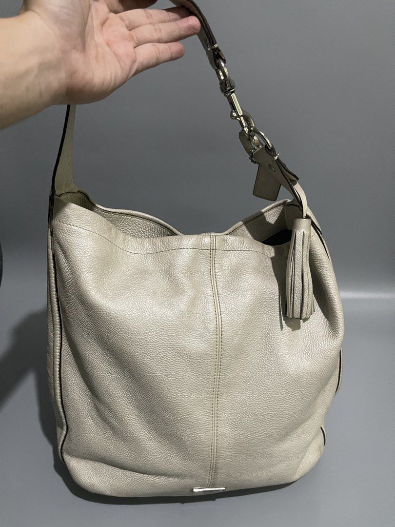 Coach hobo shoulder bag (Category: Luxury Bags & Wallets) located in Manila. Submitted by pinedadelr45927 (Listing ID 1463681750, Image 3). Description: Need wash.