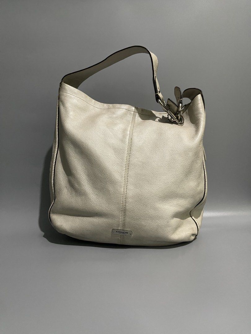 Coach hobo shoulder bag (Category: Luxury Bags & Wallets) located in Manila. Submitted by pinedadelr45927 (Listing ID 1463681750, Image 1). Description: Need wash.