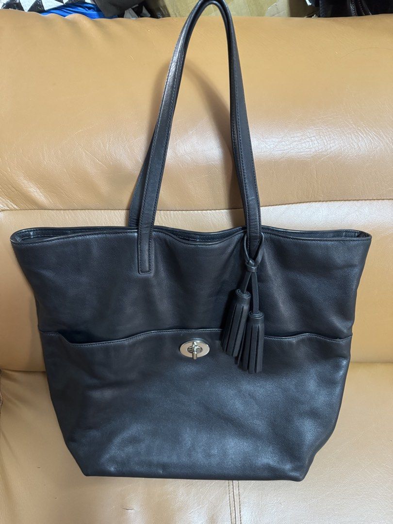 Coach Legacy Turnlock Tote Handbag 26461 (Category: Luxury Bags & Wallets) located in Las Pinas. Submitted by kwenbeh (Listing ID 1463613745, Image 1). Description: Slightly nego.