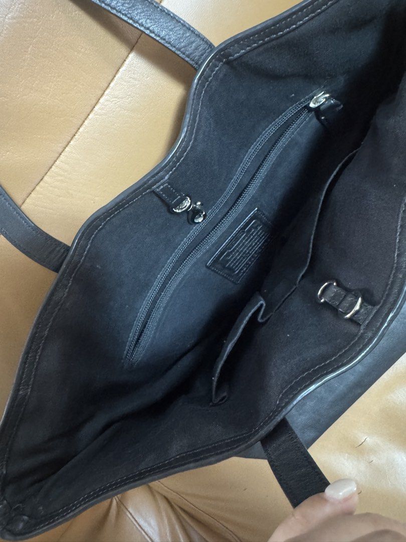 Coach Legacy Turnlock Tote Handbag 26461 (Category: Luxury Bags & Wallets) located in Las Pinas. Submitted by kwenbeh (Listing ID 1463613745, Image 2). Description: Slightly nego.