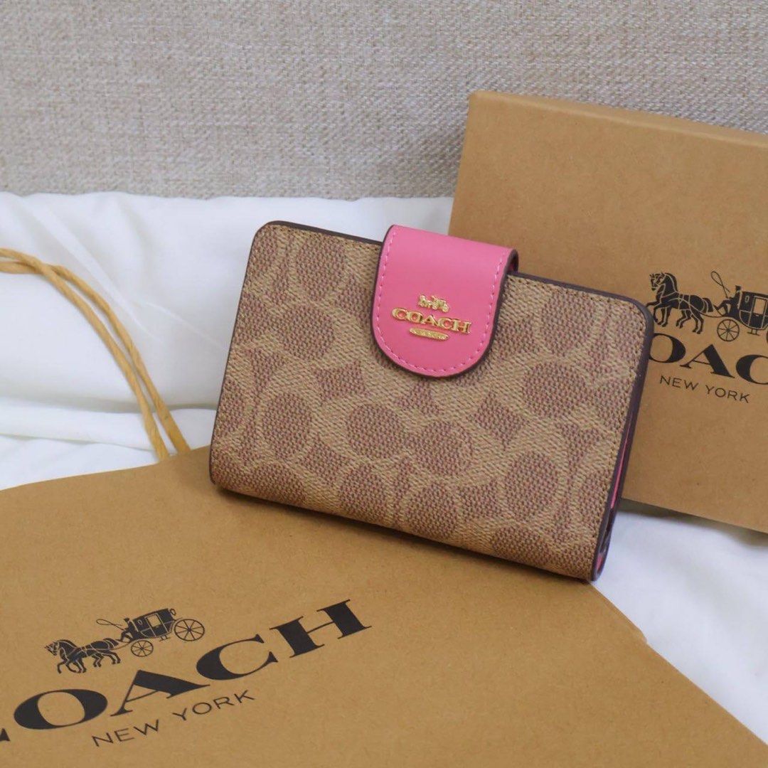 Coach medium corner zip wallet (Category: Wallets & Card holders) located in Manila. Submitted by mypshopp (Listing ID 1463653117, Image 3). Description: Complete inclusion 🇻🇳 premium 💯 Actual pic posted !! .