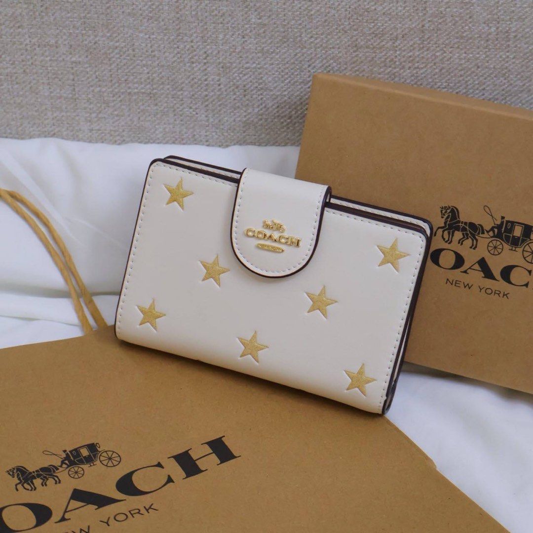 Coach Medium CornerZip Wallet (Category: Wallets & Card holders) located in Manila. Submitted by mypshopp (Listing ID 1463652923, Image 1). Description: Complete inclusion 🇻🇳 premium 💯 Actual pic posted !! .
