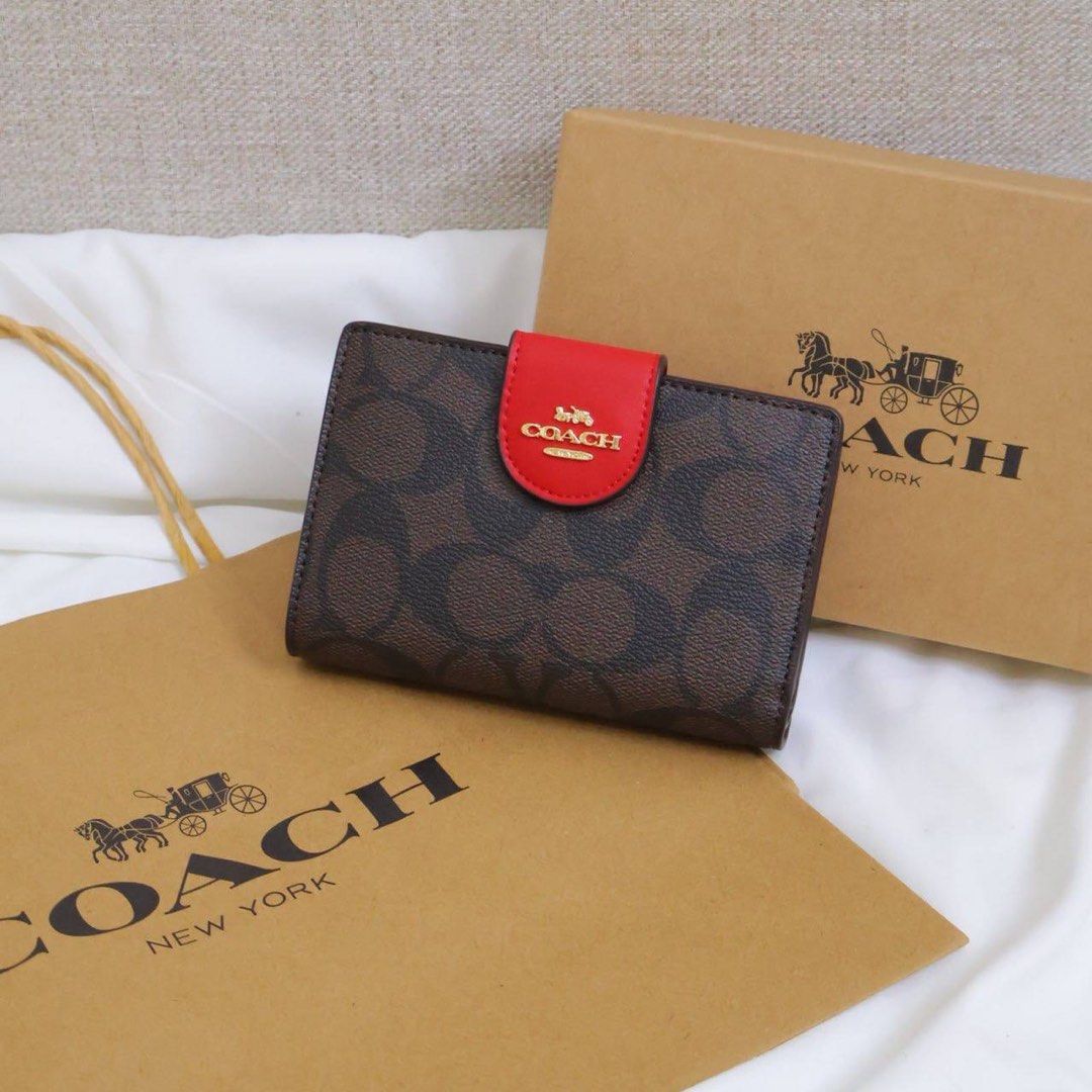 Coach Medium Cornerzip wallet (Category: Wallets & Card holders) located in Manila. Submitted by mypshopp (Listing ID 1463653247, Image 1). Description: Complete inclusion 🇻🇳 premium 💯 Actual pic posted !! .