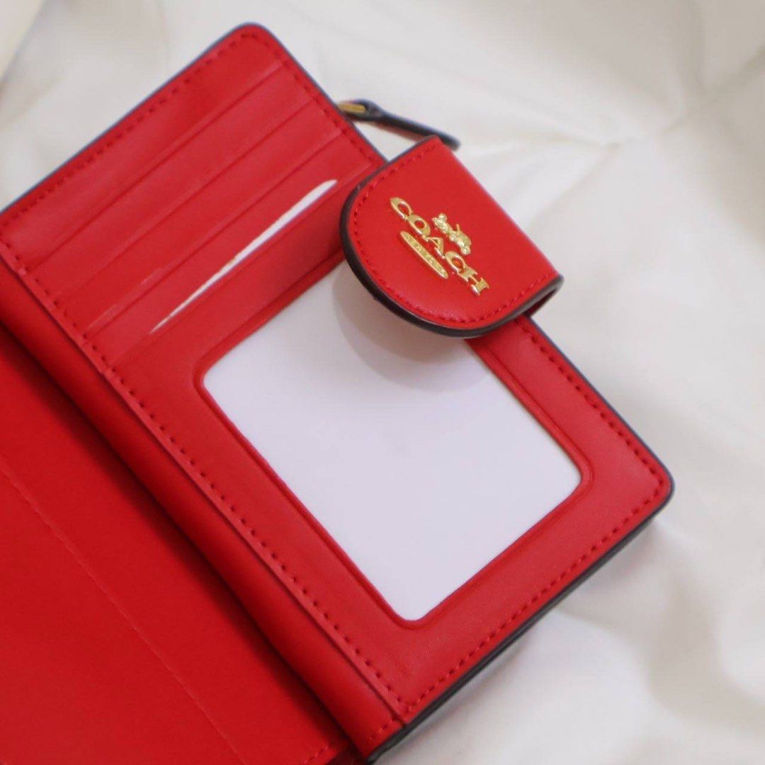 Coach Medium Cornerzip wallet (Category: Wallets & Card holders) located in Manila. Submitted by mypshopp (Listing ID 1463653247, Image 2). Description: Complete inclusion 🇻🇳 premium 💯 Actual pic posted !! .