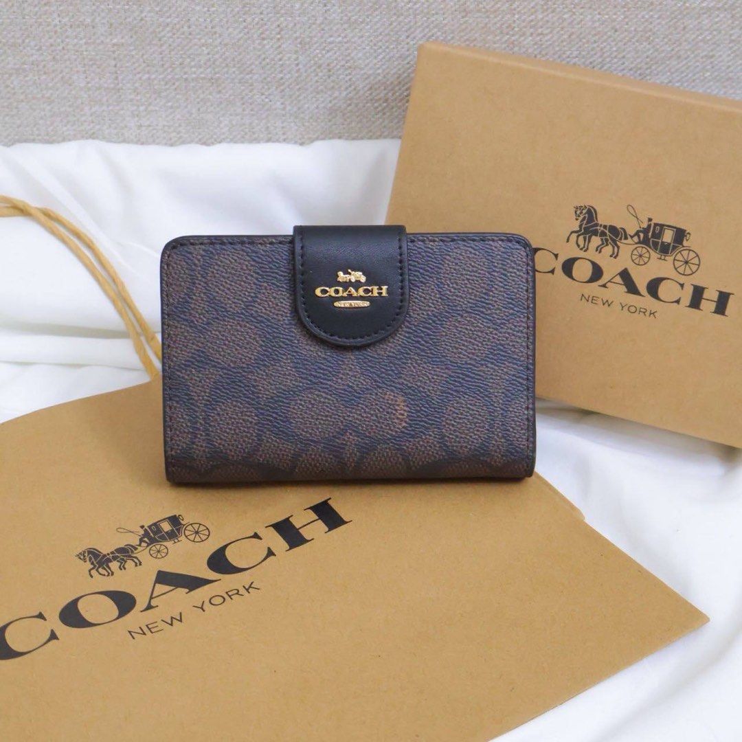 Coach Medium Cornerzip wallet (Category: Wallets & Card holders) located in Manila. Submitted by mypshopp (Listing ID 1463653247, Image 3). Description: Complete inclusion 🇻🇳 premium 💯 Actual pic posted !! .