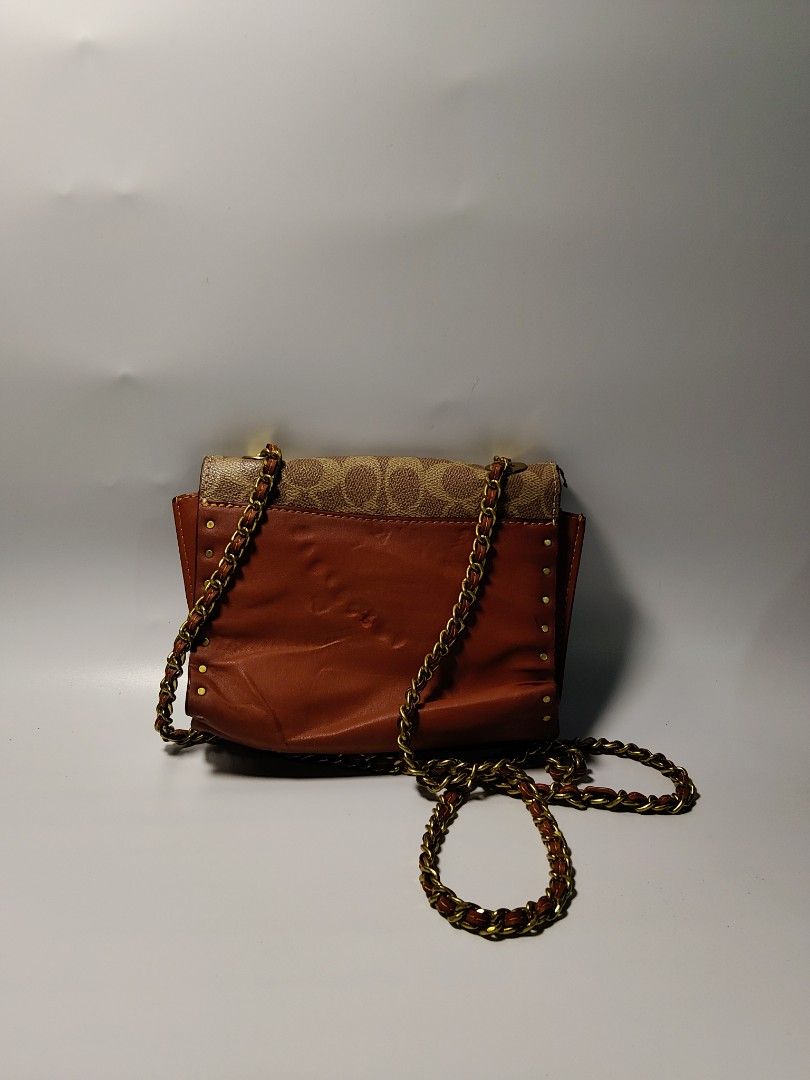 Coach Parker (Category: Shoulder Bags) located in Valencia. Submitted by coolwolf_27a64f (Listing ID 1463582681, Image 3). Description: DIMENSION 7 W X6 L GOOD CONDITION SIGN OF USAGE ONLY PERFECT FOR DAILY USE.