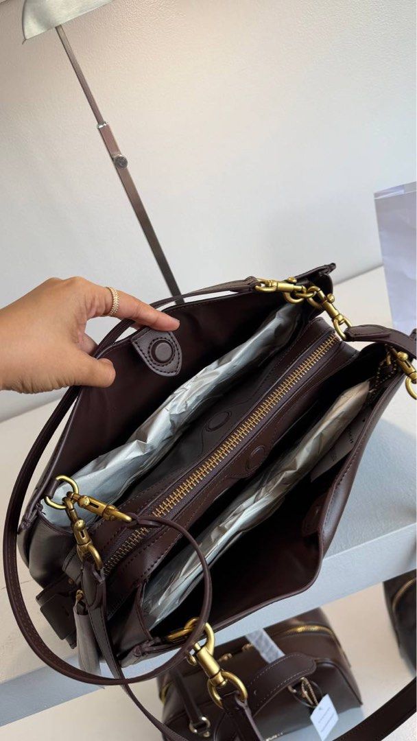 Coach Rogue 34 (Category: Shoulder Bags) located in Binan City. Submitted by pinkykeenshop (Listing ID 1463705220, Image 3). Description: .