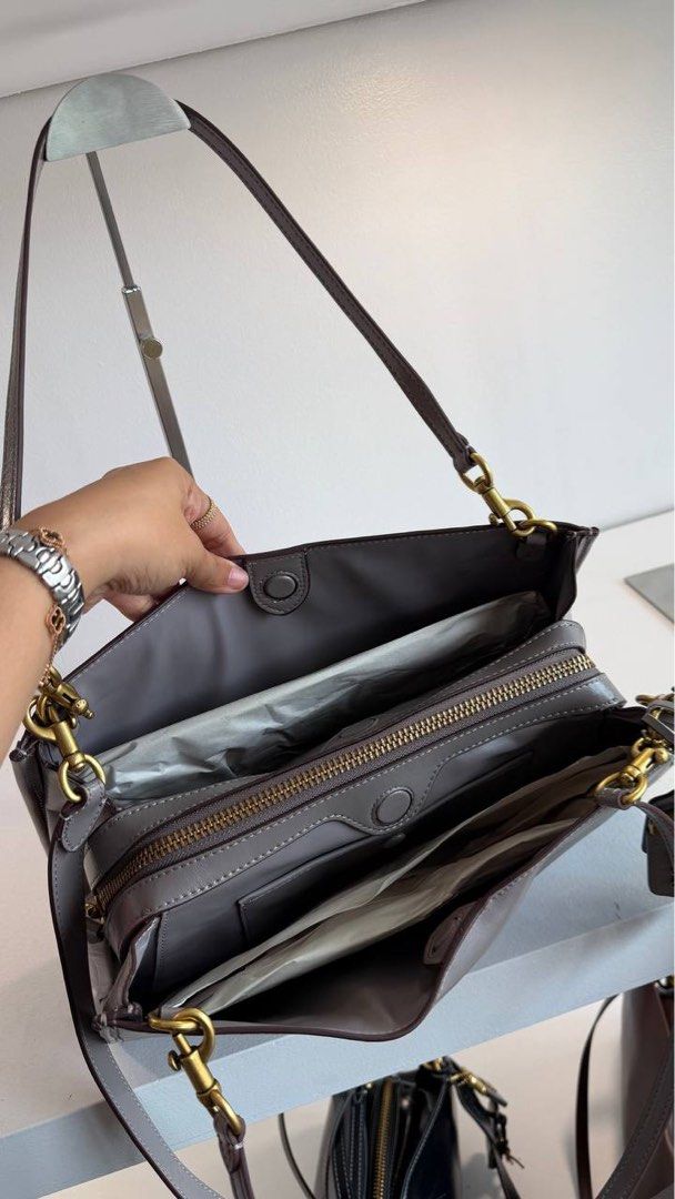 Coach Rogue 34 (Category: Shoulder Bags) located in Binan City. Submitted by pinkykeenshop (Listing ID 1463705279, Image 2). Description: .