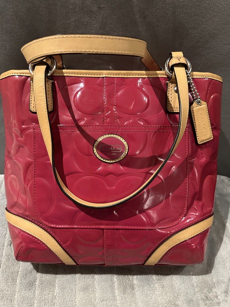 Coach Shoulder Bag (Category: Shoulder Bags) located in Paranaque City. Submitted by missmargerrieal (Listing ID 1463656440, Image 2). Description: Original Coach Patent Shoulder bag💯 Size : medium Like new, Minsan lng ngamit, nsa taguan lng but well kept sa aircondition room lht ng bags. Clean interior With hangtag, no other inclusions Money Back guaranteed original Coach.