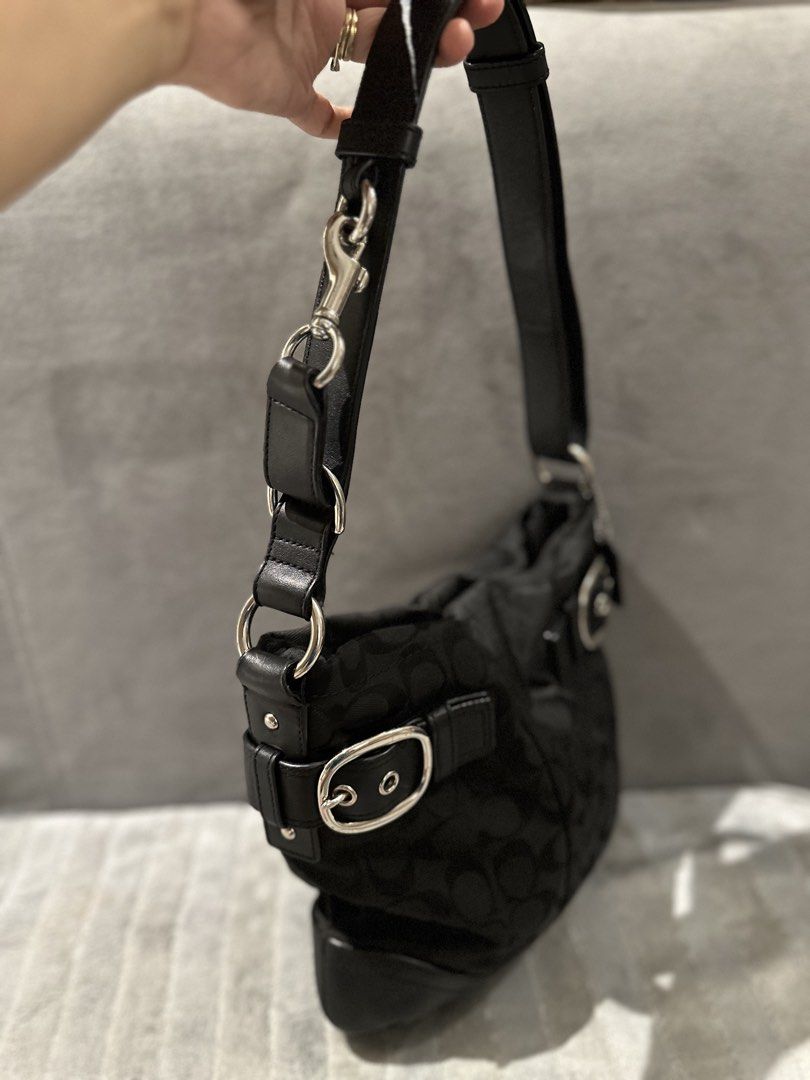 Coach Signature Soho Duffle Bag (Category: Shoulder Bags) located in Paranaque City. Submitted by missmargerrieal (Listing ID 1463659004, Image 2). Description: Original Coach Soho Signature duffle bag💯 Like new / No flaws / With hangtag Minsn lng ngamit. Convertible strap, body bag or shoulder bag Money back guaranted original coach.